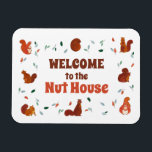 Welkom op het Nut House Squirrels Magneet<br><div class="desc">Een schattige magneet van de inktste eekhoorns met tekst die luidt: "Welkom in het Nut House". Ideaal voor eekhoornliefhebbers!</div>
