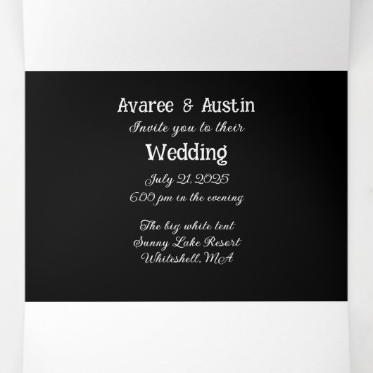 Welkom op onze liefdesverhaal zwart-wit bruiloft drieluik uitnodiging (Binnenkant midden)