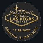 Welkom op Vegas-bord Zwart met Goud Ronde Sticker<br><div class="desc">Favor sticker of enveloppe zegel met het bord "Welkom bij het Fabulous Las Vegas" in namaak goud folie. Klik op AANPASSEN om de achtergrondkleur,  het lettertype en de tekstkleur te wijzigen.</div>