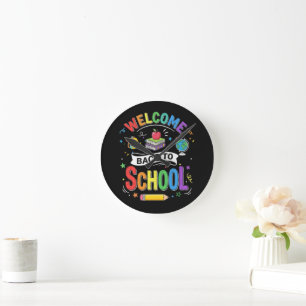 Welkom terug naar school kinderen leraar eerste da ronde klok