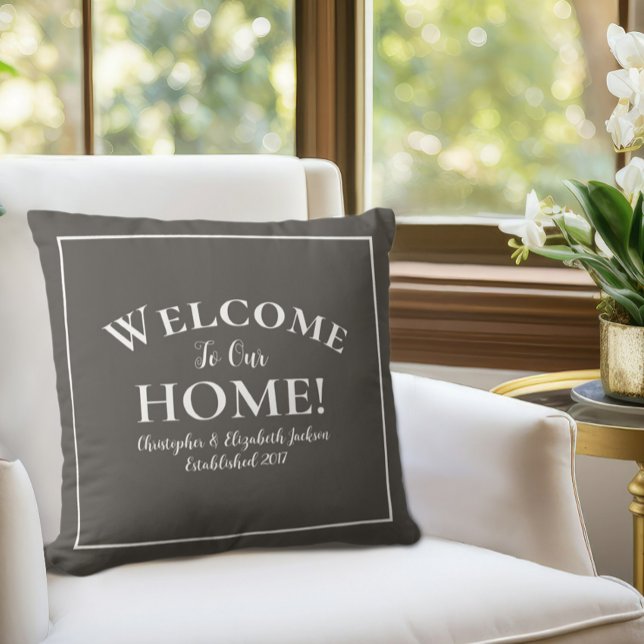 Welkom Thuis Eigen Bruin Wit Chic Calligrafie Kussen (Welcome Home Custom Brown White Chic Calligraphy Throw Pillow in chair)