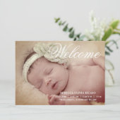 Welkom Typografie Scroll New Baby Personalized Aankondiging (Staand voorkant)