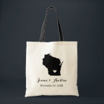 Welkom Wisconsin Wedding Tote Bag<br><div class="desc">Welkom uit de stadsuittrouwgasten met een tas vol snacks en een persoonlijke behandeling met de staat waar je gaat trouwen, de bruid- en bruinnamen en de trouwdatum. Klik op Aanpassen om het hart te verplaatsen naar elke stad of locatie op de staatskaart. Gebruik de ontwerphulpmiddelen om de monogram tekstdoopvonten en...</div>