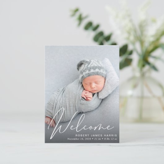 Welkom Wit Script Foto Overlay Geboorte Aankondigingskaart (Staand voorkant)