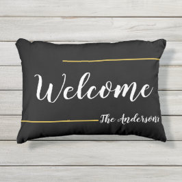 Welkomstnaam zwarte goud en witte scripttekst buitenkussen