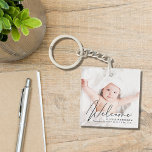 Welkomstscript Aankondiging geboorte foto Sleutelhanger<br><div class="desc">Maak de geboorte van je baby bekend met deze keepaardse sleutelhanger met zijn of haar foto en "Welkom" bovenaan in een elegant script. Voeg zijn naam,  geboortedatum en geboortestaat toe aan de moderne typografie.</div>