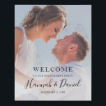 Welkomstteken Faux Canvas afdrukken<br><div class="desc">Dit eenvoudig het welkome teken van de kerkelijke de verlovingspartij van de bruiloft kenmerkt uw favoriete foto en zwarte tekst,  met inbegrip van uw eerste namen in een levendig whimsical manuscript. U kunt het lettertype en de tekst aanpassen aan uw stijl.</div>