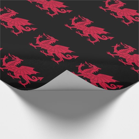 Welsh Dragon Black Background Wrapping Paper Cadeaupapier (Hoek)