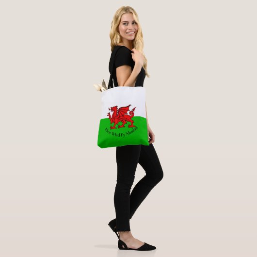 Welsh Dragon Flag voor St David's Day Tote Bag (Op model)