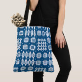 Welsh Faux Tapestry White op Navy Blue Tote Bag (Dichtbij)