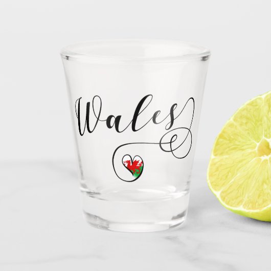 Welsh flag in Heart, Wales Shot Glas (Voorkant)