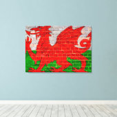 Welsh flag on a brick wall canvas afdruk (Insitu (Houten vloer))