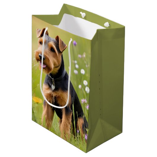 Welsh Terrier in Wildflower Field Medium Cadeauzakje (Voorkant Gekanteld)