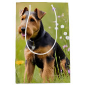 Welsh Terrier in Wildflower Field Medium Cadeauzakje (Voorkant)