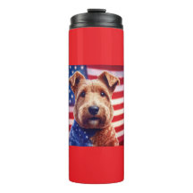 Welsh Terrier met Amerikaanse vlag en bandana
