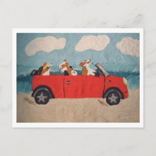 Welshe Corgi's in een rode cabriolet op het strand Feestdagenkaart