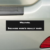 Welzijn. Omdat het werk heel moeilijk is. Bumpersticker (Op auto)