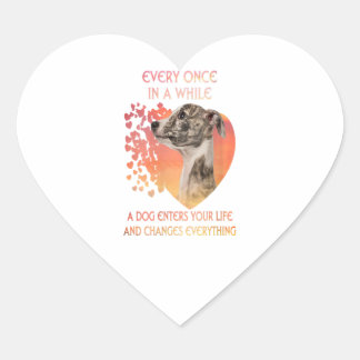 Wemens om de dag terwijl een hond ingaat hart sticker