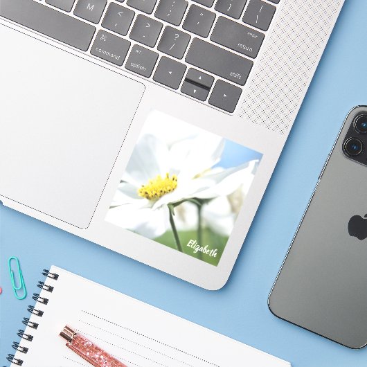 Wensen met witte madeliefjes gepersonaliseerd sticker (Laptop met iPhone)