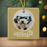 Wenskaart met prettige kerstfoto's Gold Keramisch Ornament<br><div class="desc">Het is de mooiste tijd van het jaar! Een eenvoudig en modern vakantiemodel dat uw foto's benadrukt. Als u om het even welke problemen met uw afbeeldingen of tekst hebt,  klik op de aanpassingsknoop en u zult dingen rond kunnen bewegen en veranderingen aanbrengen.</div>