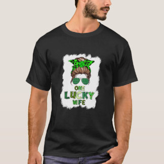 Weomens St Patrick's Day One Lucky Wife Bun F T-shirt