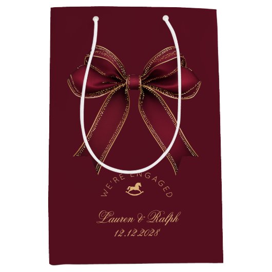 We're Engaged Elegant Burgundy Gold Bow Luxury Medium Cadeauzakje (Voorkant)