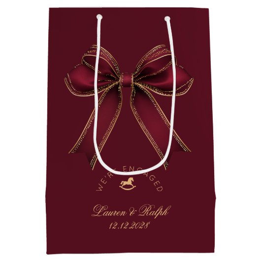 We're Engaged Elegant Burgundy Gold Bow Luxury Medium Cadeauzakje (Achterkant)