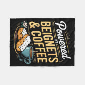 Wered By Beignets And Coffee Funny New Orleans Quo Fleece Deken (Voorkant (Horizontaal))