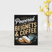 Wered By Beignets And Coffee Funny New Orleans Quo Kaart (Gele Bloem)