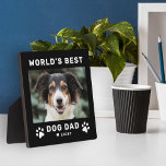Wereld Beste hond papa Black Square Aangepaste fot Fotoplaat<br><div class="desc">Dit eenvoudige en moderne, aangepaste fotoplaque-elaselteken is voorzien van een portret-vormige fotoruimte met de aangepaste tekst 'De beste hond van de wereld' met de naam of namen van de gezelschapspuppy's in moderne zwarte stijl met schattige pootafdrukken, hartaccenten en personalisatie van de naam van de hond. Het maakt een geweldig Vaderdag...</div>