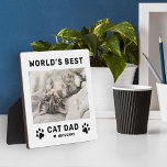 Wereld beste kat pap wit vierkant Aangepaste foto Fotoplaat<br><div class="desc">Dit eenvoudige en moderne, aangepaste fotoplaque-elaselteken is voorzien van een portretvormige fotoruimte met aangepaste tekst "The Best Cat Dad" ter wereld met namen van katten in moderne zwarte stijl met schattige pootdrukken, hartaccent en personalisatie van de naam van de kat. Het maakt een geweldig Vaderdag cadeau van papa's furbaby! De...</div>