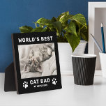 Wereld beste kat pap zwart vierkant aangepaste fot fotoplaat<br><div class="desc">Dit eenvoudige en moderne, aangepaste fotoplaque-elaselteken is voorzien van een portretvormige fotoruimte met aangepaste tekst "The Best Cat Dad" ter wereld met namen van katten in moderne zwarte stijl met schattige pootdrukken, hartaccent en personalisatie van de naam van de kat. Het maakt een geweldig Vaderdag cadeau van papa's furbaby! De...</div>