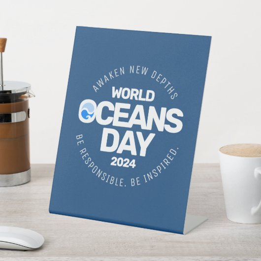 Wereld Oceanen Dag Blauwe Gestileerde Aarde Golven Reclamebord Met Voetstuk (Insitu)
