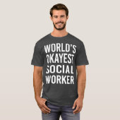 Wereld Okayest Social Worker Funny T Best Gift T-shirt (Voorkant volledig)
