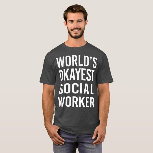 Wereld Okayest Social Worker Funny T Best Gift T-shirt (Voorkant volledig)