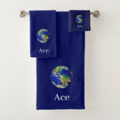 Wereld Wereldbol & Tekst op Navy Blue Bad Handdoek (Insitu)