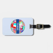 Wereld wereldbol tour en vlaggen op lichtblauw bagagelabel (Voorkant horizontaal)