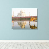 Wereldberoemde Taj Mahal tempel begraafplaats bij Canvas Afdruk (Insitu (Houten vloer))