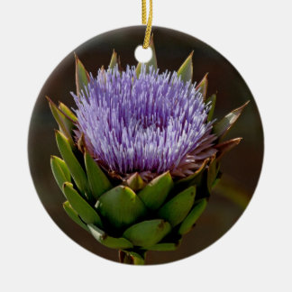 Wereldbol Artichoke, Cynara Cardunculus, in bloem. Keramisch Ornament