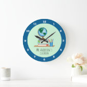 Wereldbol, Boeken en Pencils voor docenten op pers Grote Klok (Huis)