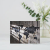 Wereldkaart op houtextuur briefkaart (Staand voorkant)
