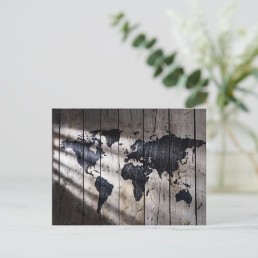 Wereldkaart op houtextuur briefkaart (Staand voorkant)