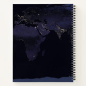 Wereldkaart 's Nachts licht de stad van de aarde. Notitieboek (Achterkant)