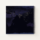 Wereldkaart 's Nachts licht de stad van de aarde. Notitieboek (Achterkant)