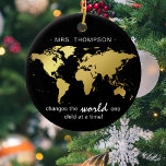 Wereldkaart voor zwart en goud keramisch ornament<br><div class="desc">Laat de leraar van je kind weten hoeveel waardering ze hebben voor deze stijlvolle kerstversiering met zwarte en gouden kerst. Het ontwerp kenmerkt een moderne zwarte achtergrond met een faux goudkaart en de tekst "VOEG NAAM"toe - verandert de wereld één kind tegelijkertijd!</div>