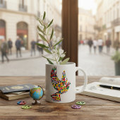 Wereldvredesduif gemaakt van internationale vlagge koffiemok