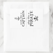 Werk als een kapitein, speel als een piraat rechthoekige sticker (Tas)