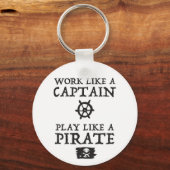 Werk als een kapitein, speel als een piraat sleutelhanger (Voorkant)