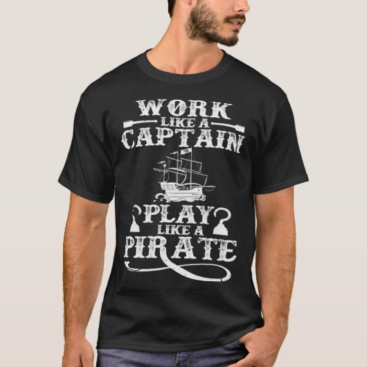 Werk als een kapitein, speel als een piratenschip t-shirt (Voorkant)