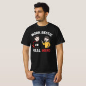 Werk bij Bestie Real Hero| Grappige Kantoor Vriend T-shirt (Voorkant volledig)